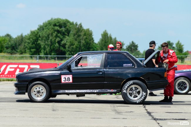 У Луцьку стартували видовищні змагання дрег-рейсерів. ФОТО