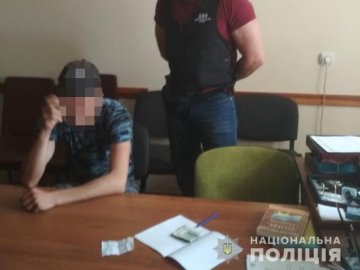 На хабарі в 1,5 тисячі доларів зловили чоловіка, який на Волині крав ліс. ФОТО