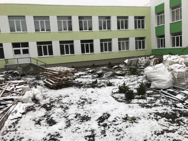 На території луцької школи виявили склад будівельних відходів. ФОТО