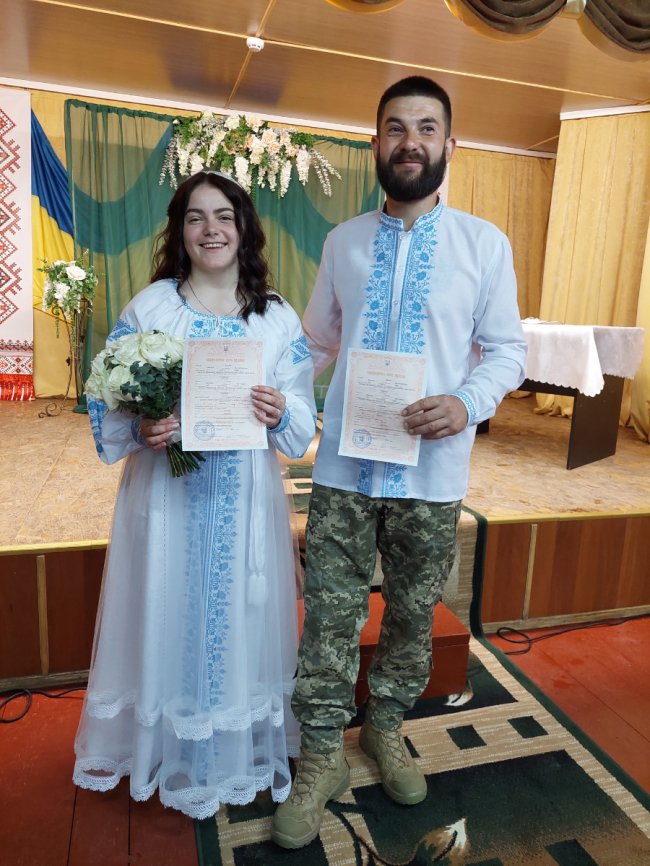 Зорепад одружень: на Великдень у волинській громаді побралися три пари. ФОТО