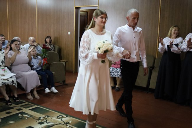 Зорепад одружень: на Великдень у волинській громаді побралися три пари. ФОТО