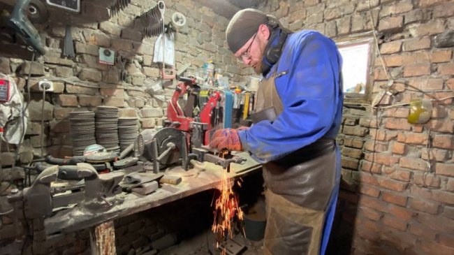 Колишній військовий з Волині робить подарункові сокири для побратимів. ФОТО. ВІДЕО