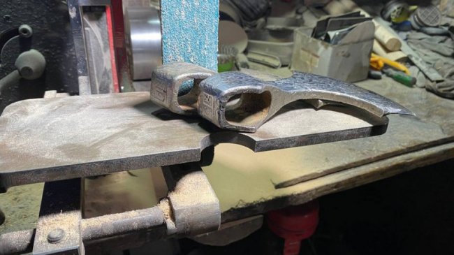 Колишній військовий з Волині робить подарункові сокири для побратимів. ФОТО. ВІДЕО