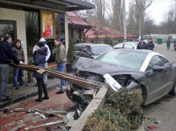 В Одесі іномарка з 16-річним водієм збила двох людей. ФОТО