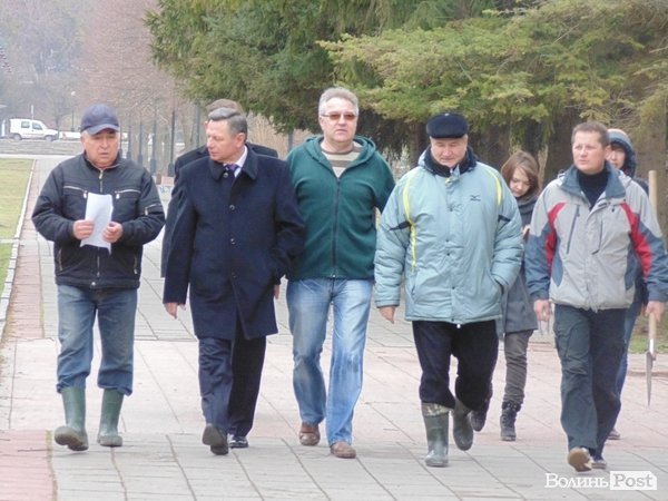 Як мер Луцька з студентами дерева садив. ФОТО