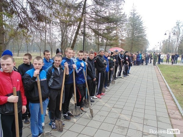 Як мер Луцька з студентами дерева садив. ФОТО