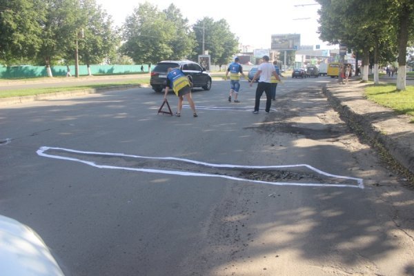 У Луцьку ями на дорогах пообводили фарбою. ФОТО