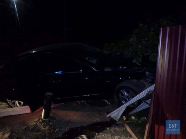 На Волині Mercedes протаранив паркан і застряг. ФОТО