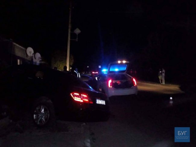 На Волині Mercedes протаранив паркан і застряг. ФОТО