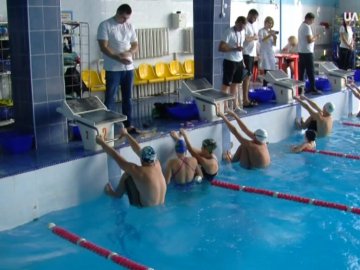 У Луцьку проходять  змагання з плавання. ВІДЕО