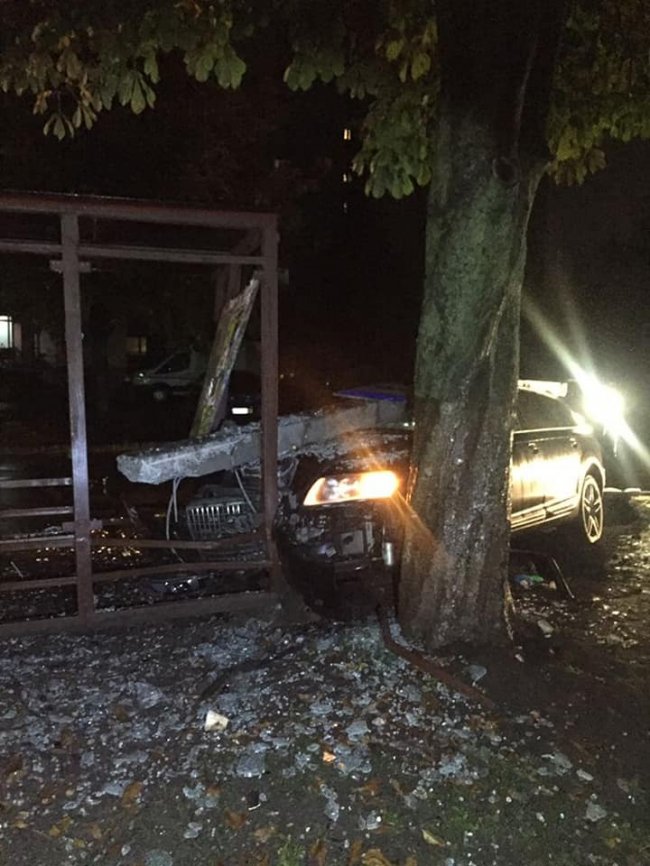 У Луцьку п'яний водій зніс електроопору і врізався в зупинку, – соцмережі 