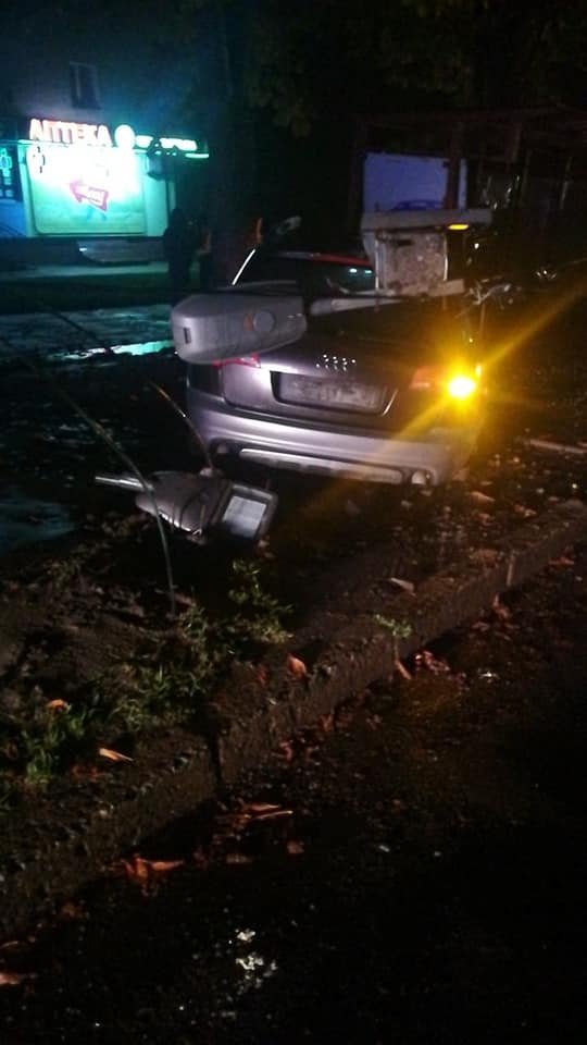 У Луцьку п'яний водій зніс електроопору і врізався в зупинку, – соцмережі 