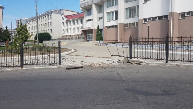 У Луцьку біля корпусу СНУ автомобіль зніс ворота. ФОТО