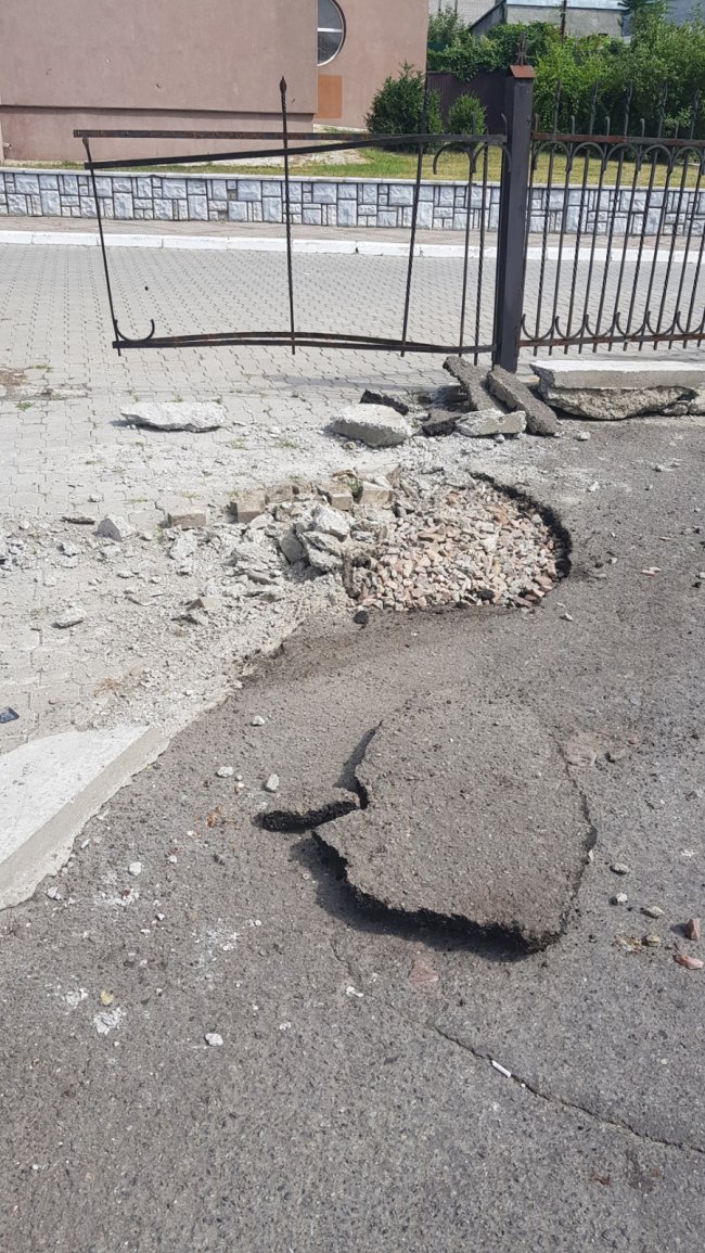 У Луцьку біля корпусу СНУ автомобіль зніс ворота. ФОТО