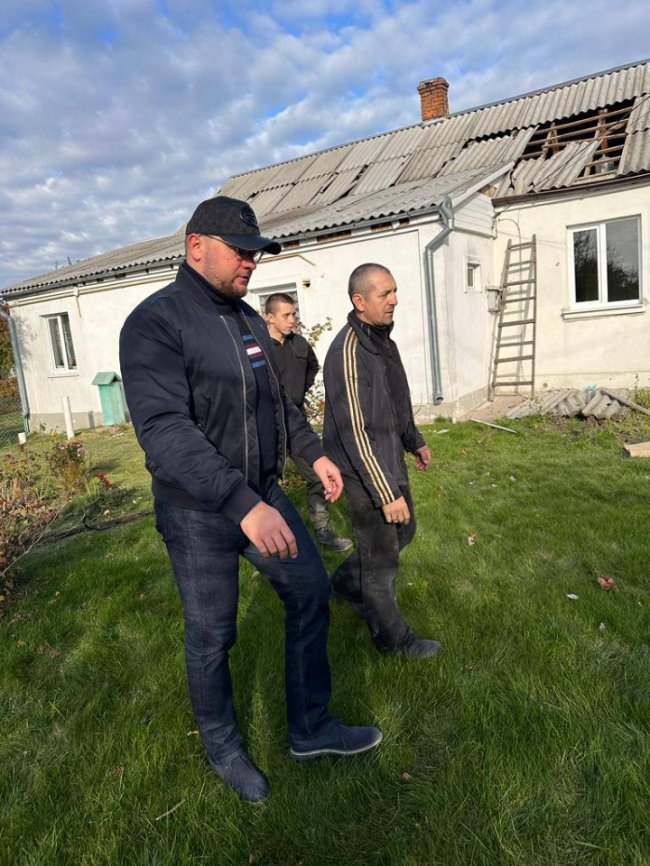 «Люди тільки зробили ремонт»: Поліщук показав пошкоджений ударною хвилею будинок у Луцьку 