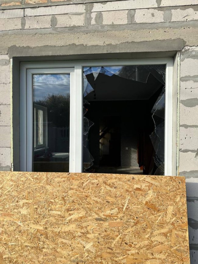 «Люди тільки зробили ремонт»: Поліщук показав пошкоджений ударною хвилею будинок у Луцьку 