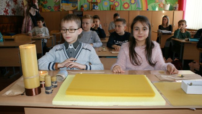 Рожищенські школярі виготовляли воскові свічки. ФОТО