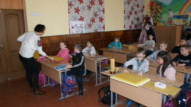 Рожищенські школярі виготовляли воскові свічки. ФОТО