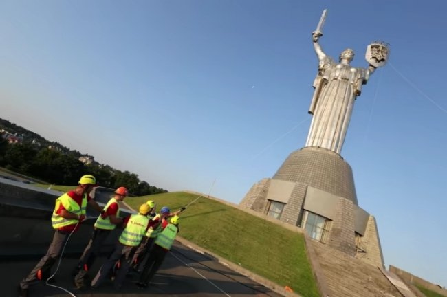 На «Батьківщину-мати» встановили тризуб. ФОТО
