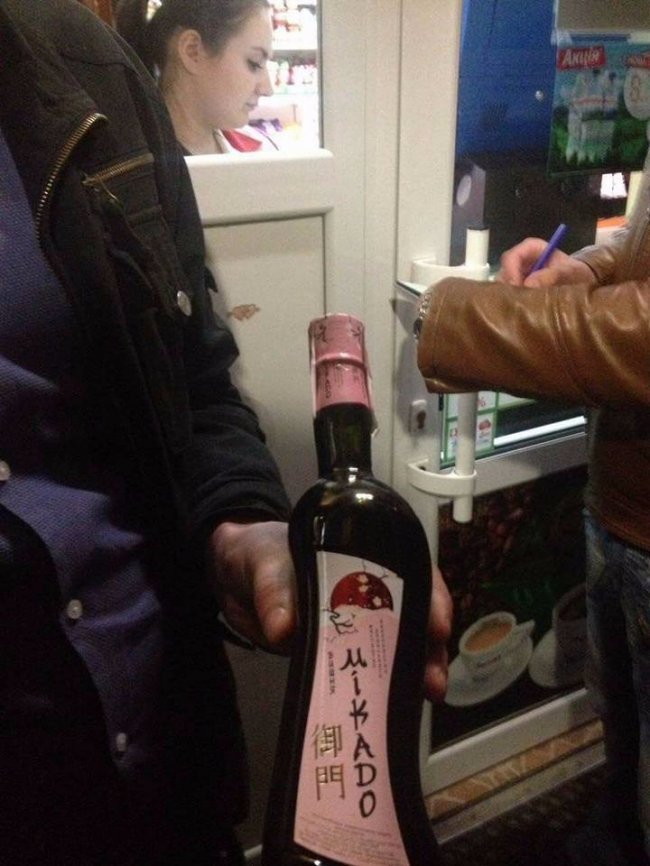 Нічний Луцьк: у магазинах активно продають вино і коньяк