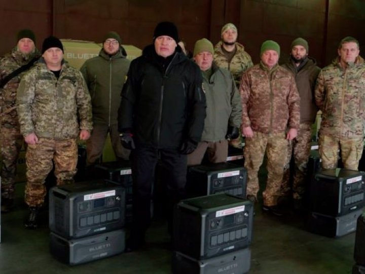 Волонтери «Української команди» передали партію зарядних станцій батальйону безпілотних систем «Хорт»