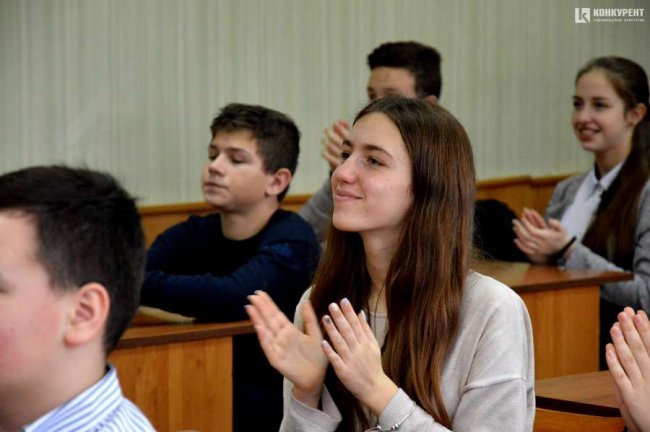 Двом луцьким гімназіям подарували інтерактивні панелі. ФОТО