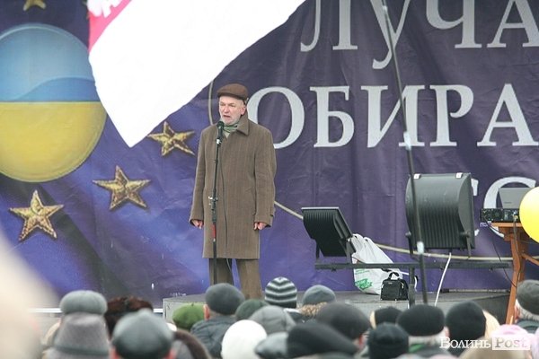 Віче на луцькому Євромайдані. ФОТО