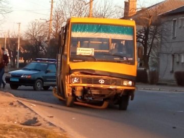 У місті на Волині маршрутка зіткнулася з легковиком, пасажира забрала «швидка». ФОТО