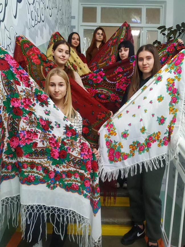 Волинянки приєдналися до флешмобу «Зроби фото з хусткою». ФОТО, ВІДЕО