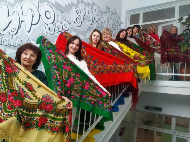 Волинянки приєдналися до флешмобу «Зроби фото з хусткою». ФОТО, ВІДЕО