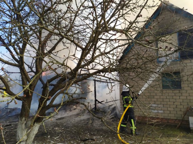 На Волині горіли автомобіль та два будинки: жінку з опіками госпіталізували до лікарні