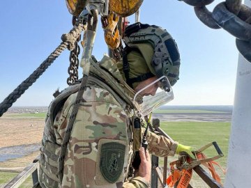 Миколаївська поліція знешкодила вибухівку із «Шахеда», яка застрягла у гвинті вітряка на висоті 55 м