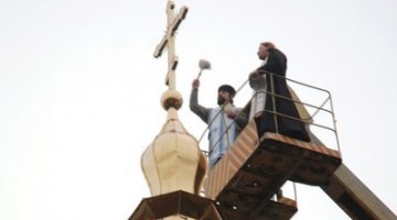Встановили хрест на новозбудованій дзвіниці