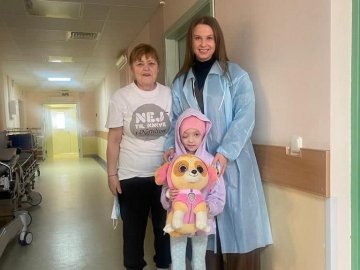 5-річну українку, батьків якої розстріляли окупанти, взяла на тимчасову опіку працівниця українського посольства в Білорусі