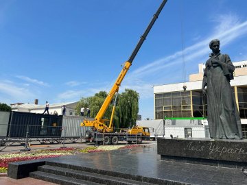 Великий монтаж на Театральному майдані: що тут буде. ФОТО