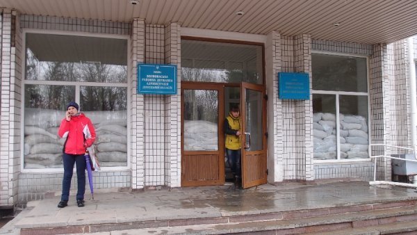 Мішки з піском на вікнах райдержадміністрації