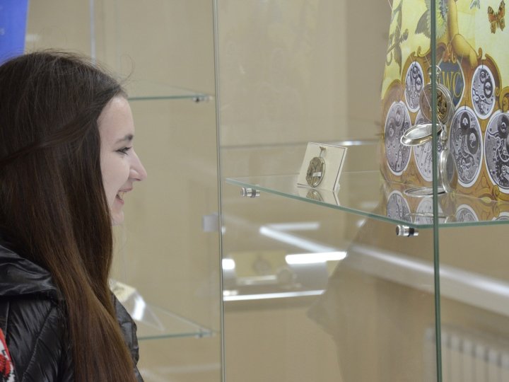 На Волині – унікальна виставка старовинних годинників, які стали світовими брендами