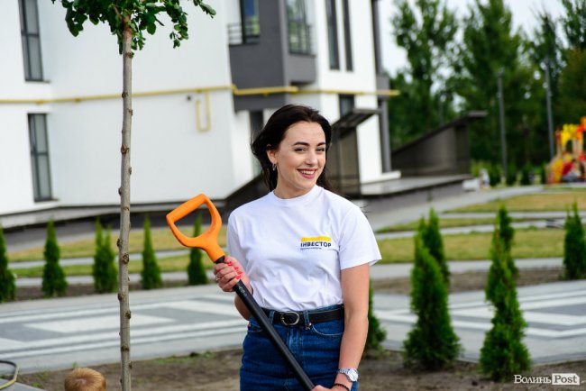 Як мешканці ЖК «Супернова» саджали клени і сакури разом з «Інвестором». ФОТО*
