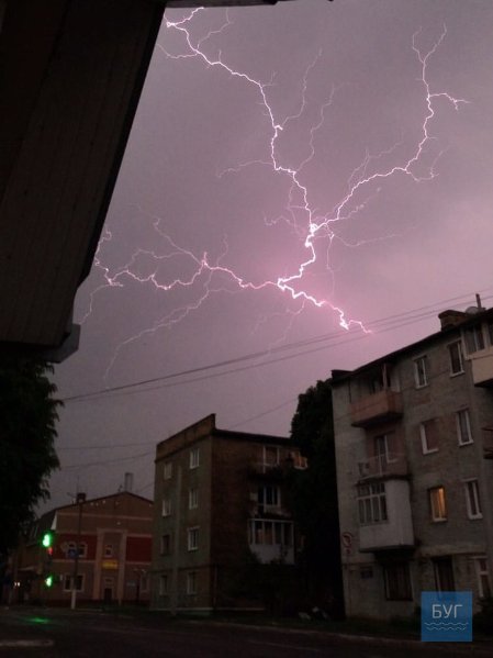 Опублікували вражаючі світлини грози над Нововолинськом