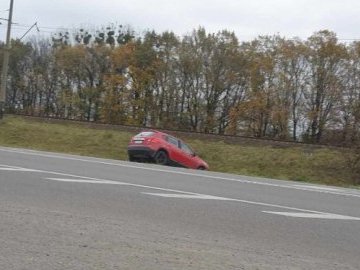 Біля Луцька сталася ДТП, автівка злетіла в кювет. ФОТО