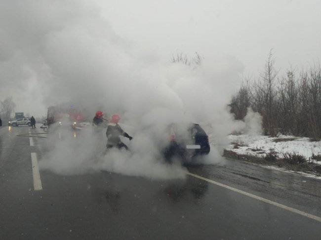 На Рівненщині посеред траси загорівся Renault Megane. ФОТО