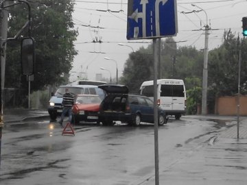 На перетині Гнідавської та Потебні в Луцьку зіткнулися дві автівки. ФОТО