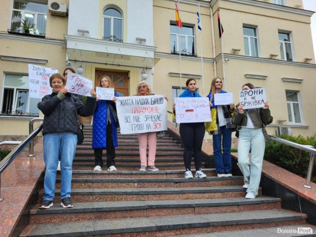 У Луцьку – мирна акція протесту «Спочатку дрони». ФОТО