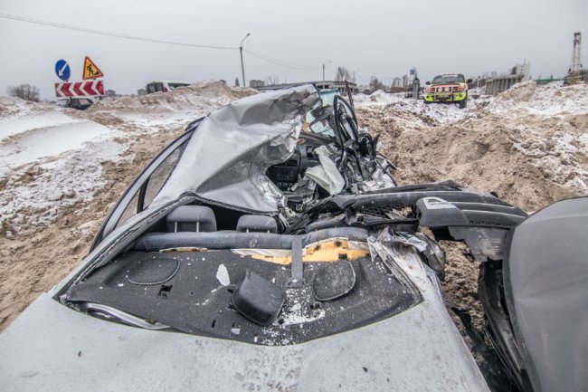 У Києві за день у будівельний котлован влетіло дві автівки. ФОТО