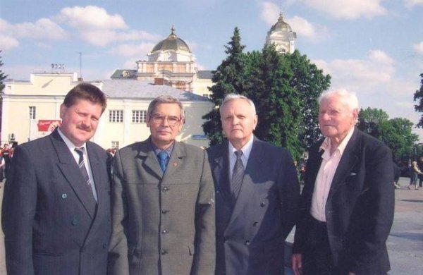 «Того дня у гості приїхав з Доросинь мій тато Володимир. Пішли до центру міста. Зустріли друзів.»