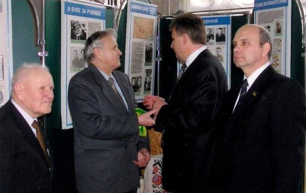 «Звіт Рожищенського району в облмуздрамтеатрі. На світлині - у центрі тодішній заступник голови ОДА Степан Родич, голова Рожищенської РДА Володимир Войтович і мій тато Володимир»