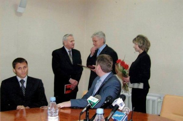 «На церимонії вручення Володимиром Литвином Почесної Грамоти Верховної Ради України. Тоді я йому подарував книгу мого вчителя С.М. Курила - «Шванса у вихорі війни» про моїх односельчан - учасників Другої світової війни, воїнів УПА.»