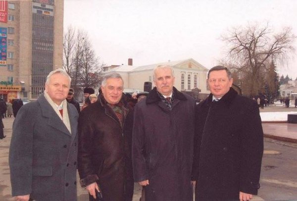 «Із керівниками Волинської ОДА Миколою Романюком і Святославом Кравчуком на дні Лесі Українки в луцьку. Березень 2006 року.»