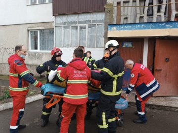 У Луцьку в зачиненій квартирі опинилася жінка з інсультом: викликали рятувальників