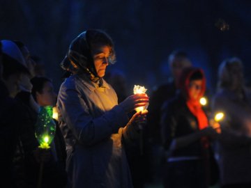 Чистий четвер: сотні лучан понесли додому вогонь. ФОТО